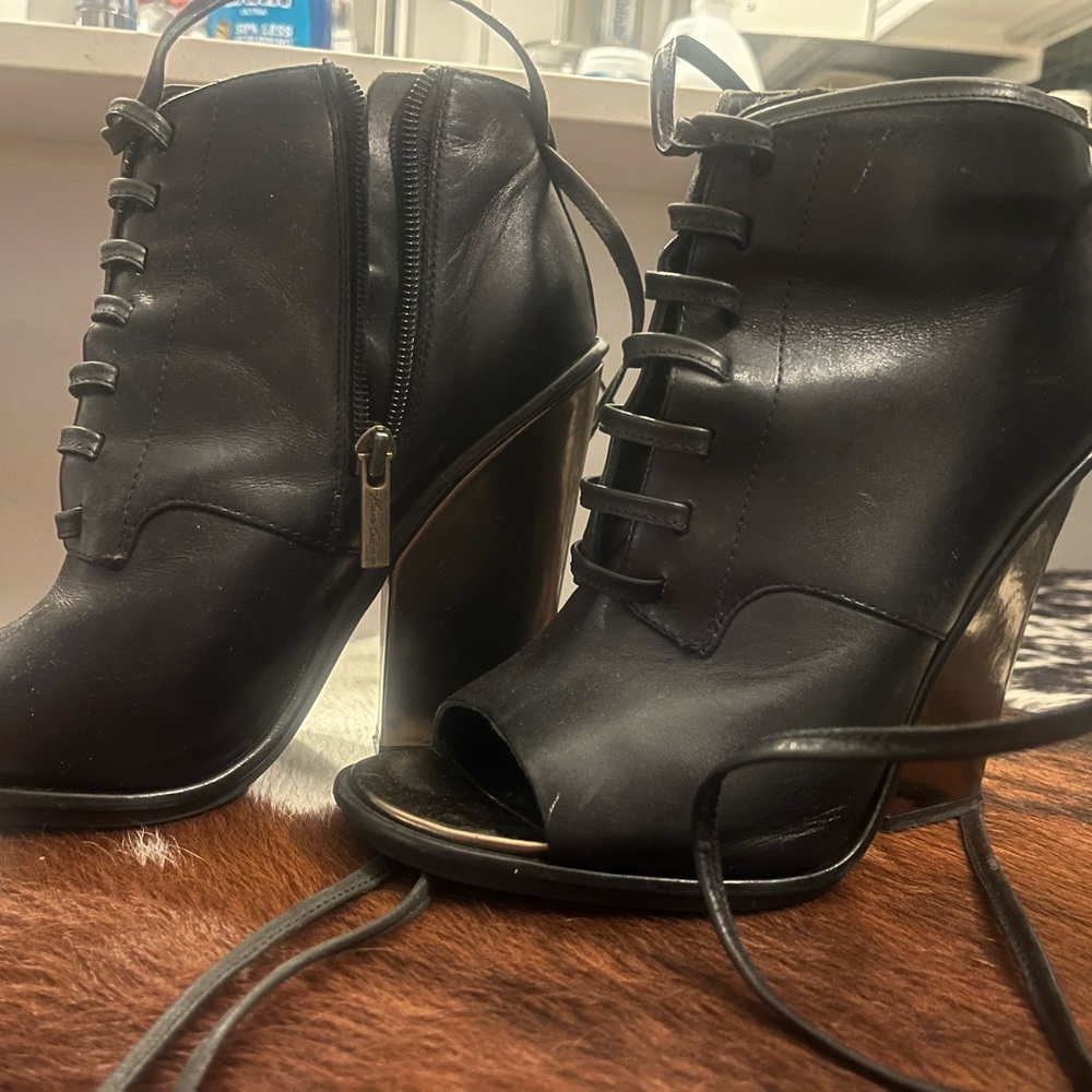 Kenneth Cole Black and Gold Heeled Boots with Elegant Design
